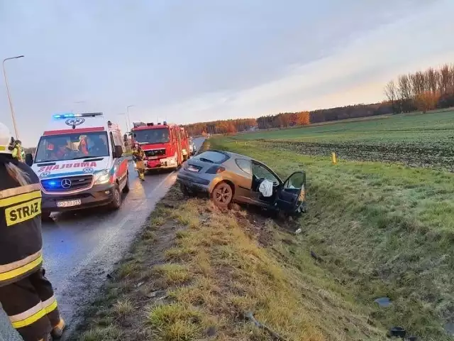 19-letni mieszkaniec gminy Czempiń nie zapanował nad samochodem i wypadł z drogi.