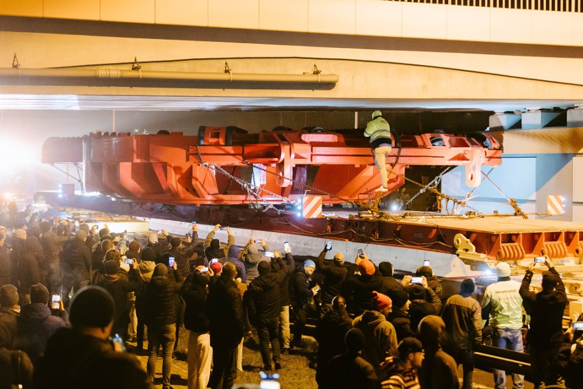 Setki ludzi oglądały przejazd przez Rzeszów transportu z ogromnymi elementami maszyny do drążenia tunelu [ZDJĘCIA, WIDEO]