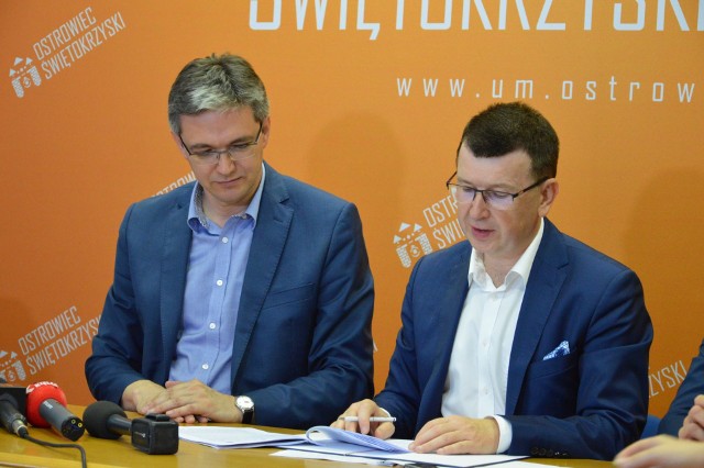 Umowę podpisali marszałek województwa Adam Jarubas (z lewej) i prezydent Ostrowca Jarosław Górczyński.