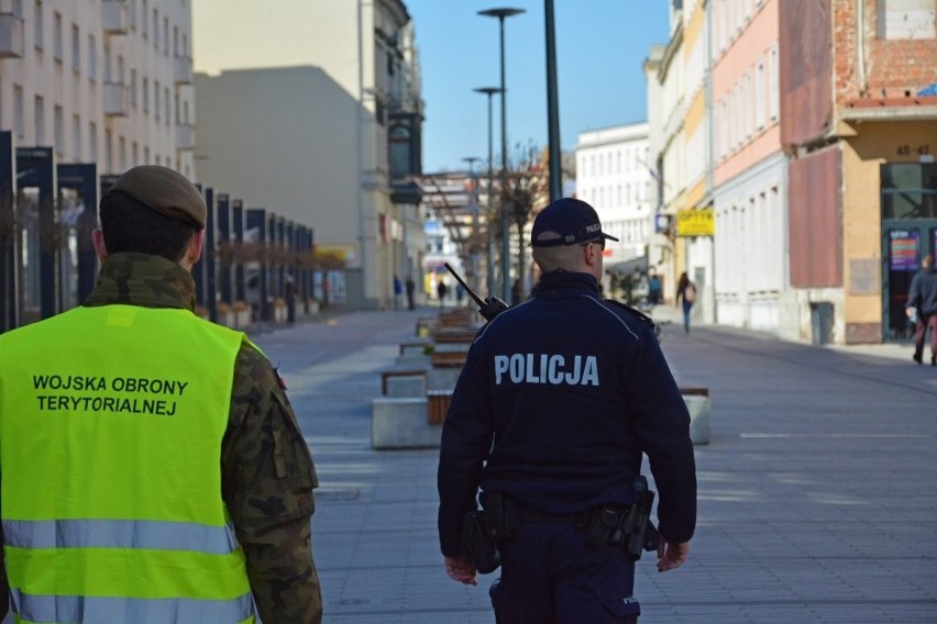 Opolscy mundurowi patrolują miasta.