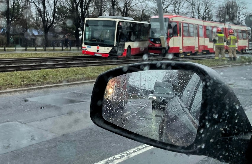 Zderzenie autobusu z tramwajem w Gdańsku. 13 osób...