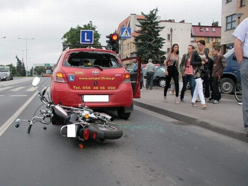 Grudziądz. Wypadek na ul. Piłsudskiego.  Motorowerzysta wpadł w "L"-kę. Dosłownie! [zdjęcia]