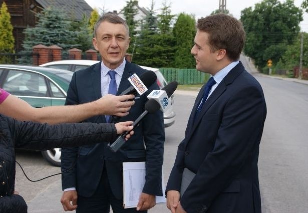Dobrą wiadomość do Starachowic przywiózł w piątek rano Jan Maćkowiak, członek Zarządu Województwa. Obok na zdjęciu Marek Materek, przewodniczący koła PO imienia Robert Schumana.