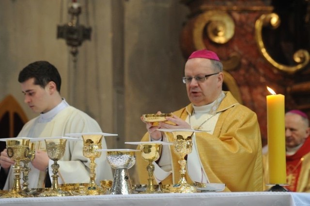 Mszy św. Krzyżma przewodniczył przed południem w katedrze biskup Andrzej Czaja.