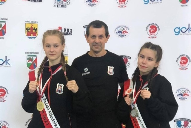 Oliwia Borkowicz, trener Jerzy Walczuk i Julia Bystrek