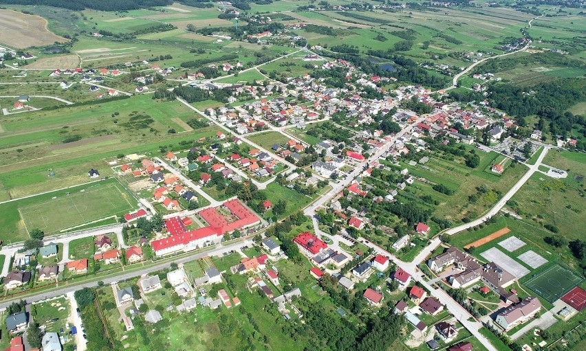 W Pierzchnicy dochód na jednego mieszkańca to 1 031,25 zł....