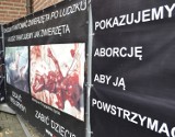 Wystawa antyaborcyjna przy klasztorze w Wejherowie [DRASTYCZNE ZDJĘCIA]