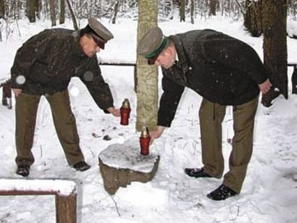 Leśnicy z Nadleśnictwa Białowieża nie zapomnieli o rocznicy powstania styczniowego - przed krzyżem powstańców zapalili znicze