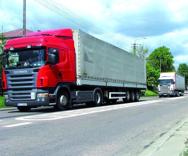 Tir za tirem - taka jest codzienności niewielkiej miejscowości