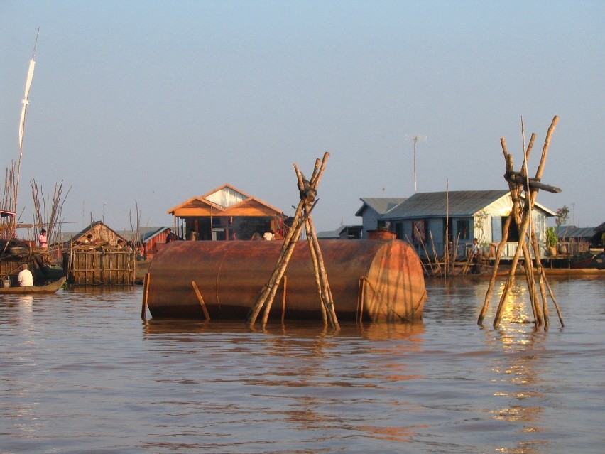 Na jeziorze Tonle Sap umieszczone są zbiorniki z wodą i...