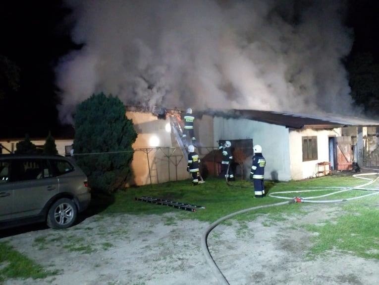Pożar w Nowosielcu! Dzięki reakcji policjantów ogień nie rozprzestrzenił się na budynki mieszkalne (ZDJĘCIA)