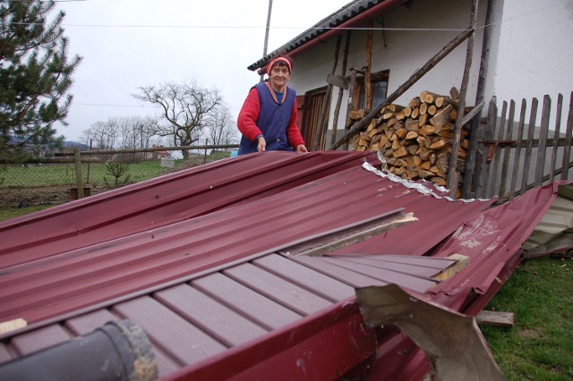 Izabela Wadas przy resztkach dachu, który wiatr zerwał z jej domu