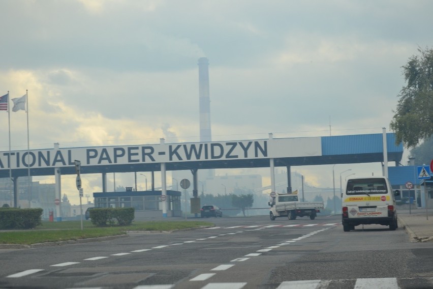 Pożar w Kwidzynie. Palił się magazyn makulatury w fabryce International Paper [ZDJĘCIA] 