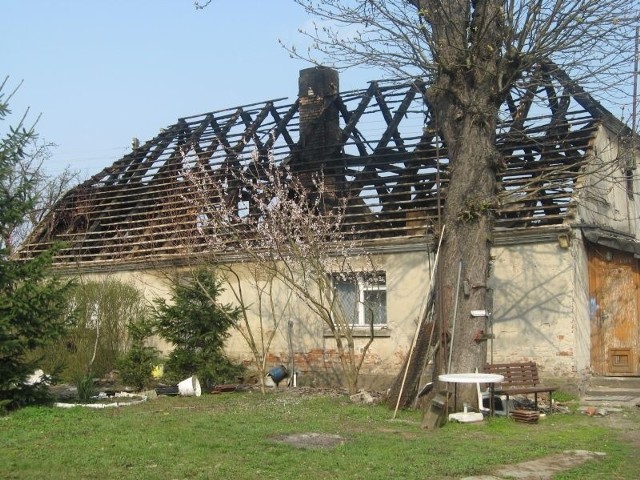 Dom Marii Surmy nie nadaje się do zamieszkania. W sobotnim pożarze spłonęło doszczętnie poddasze.