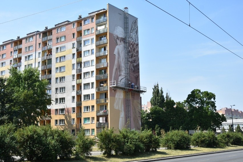 Zdewastowany mural na łódzkim Zarzewie. Władze spółdzielni zawiadomiły policję