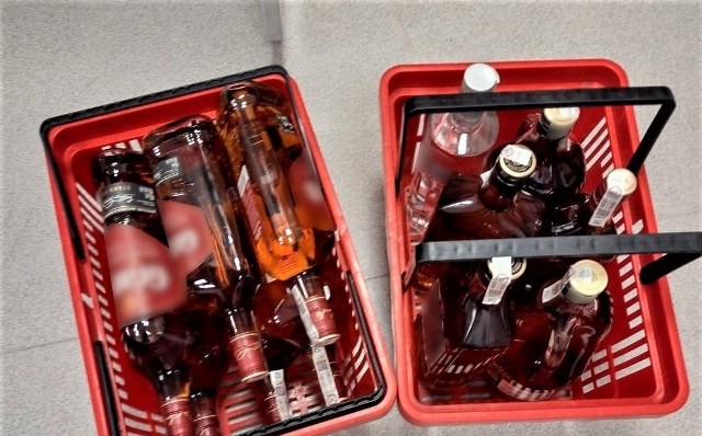 Część odzyskanego przez policjantów alkoholu