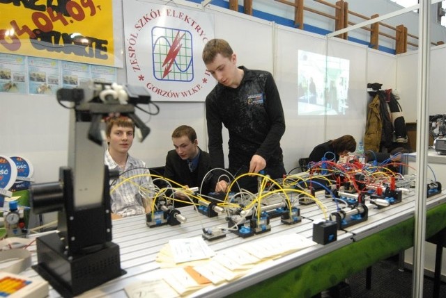 Uczniowie Zespołu Szkół Elektrycznych przy ul. Dąbrowskiego w Gorzowie prezentowali ramię zaprogramowanego przez siebie robota.