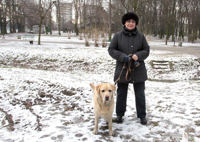 - Trzeba pamiętać o dokarmianiu bezdomnych zwierząt &#8211; przekonuje Halina Michalska, którą spotkaliśmy na spacerze z psem. &#8211; O swojego też dbam. Spacerując z nim zimą staram się unikać miejsc najbardziej posypanych solą i skracam spacery.