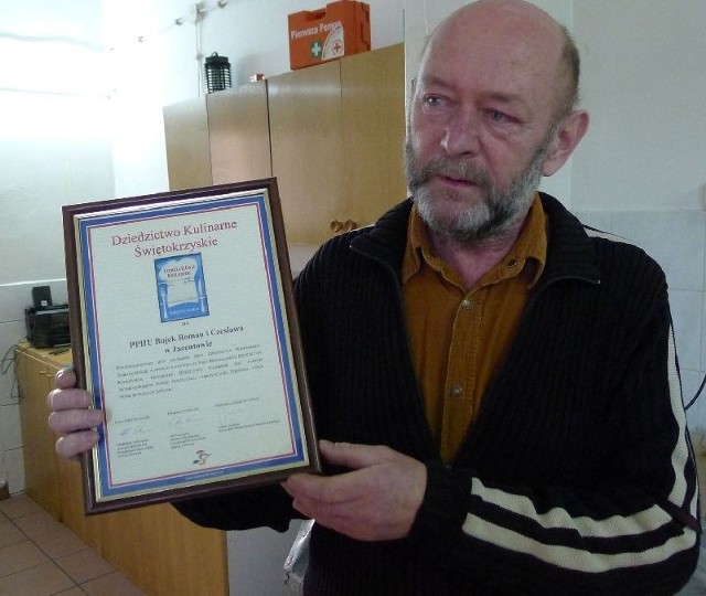 Roman Bojek z certyfikatem poświadczającym członkowstwo Dziedzictwa Kulinarnego Świętokrzyskiego