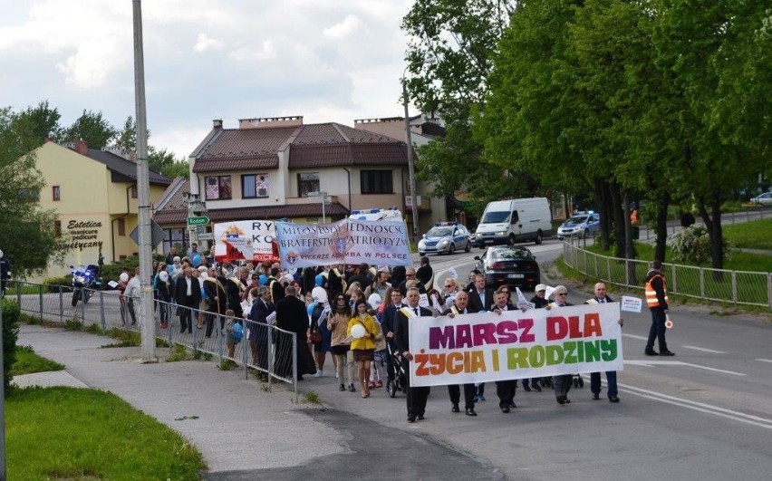 Ulicami Starachowic przeszli uczestnicy Marszu dla Życia i Rodziny