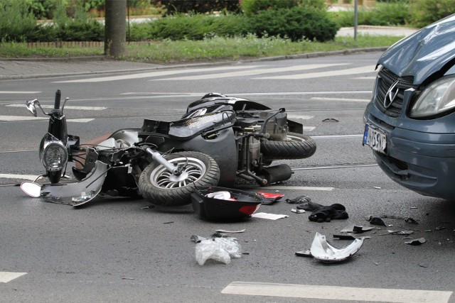 Motocyklistka, wjeżdżając na skrzyżowanie próbowała z lewej strony wyprzedzić osobową dacię, która chciała skręcić w lewo. W efekcie zderzyła się z samochodem, za którego kierownicą siedział 36-latek, mieszkaniec powiatu lipnowskiego. Kobieta trafiła do szpitala. (zdjęcie ilustracyjne)