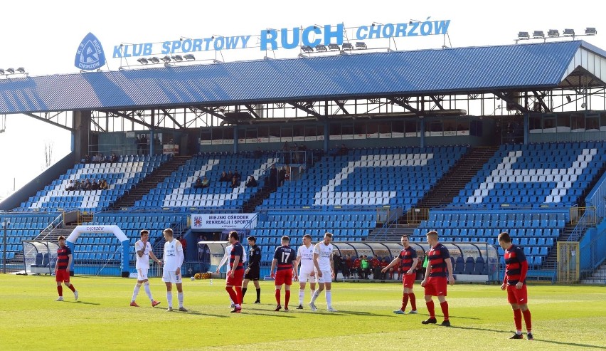 Pomalowane krzesełka na trybunie głównej stadionu Ruchu...