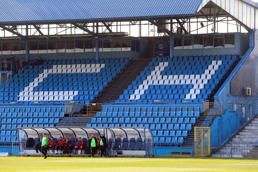 Pomalowane krzesełka na trybunie głównej stadionu Ruchu...