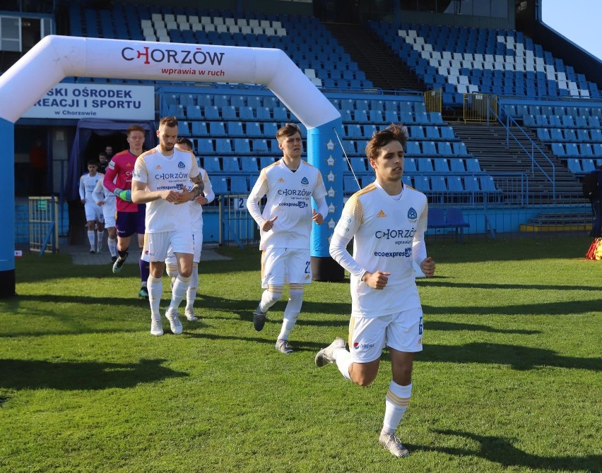 Pomalowane krzesełka na trybunie głównej stadionu Ruchu...