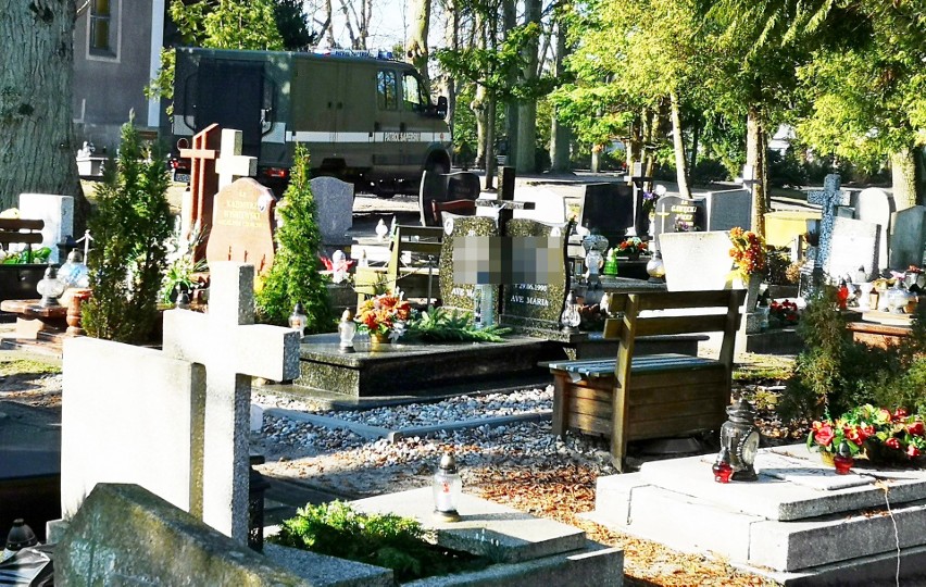 Na cmentarzu komunalnym w Świnoujściu w przygotowywanym...