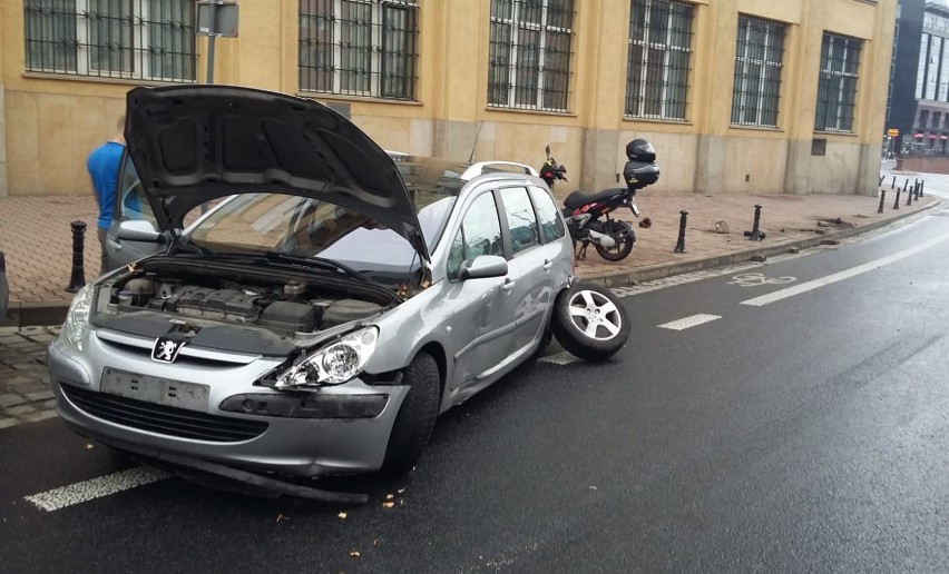 Wpadł w poślizg na Kazimierza Wielkiego i urwał koło