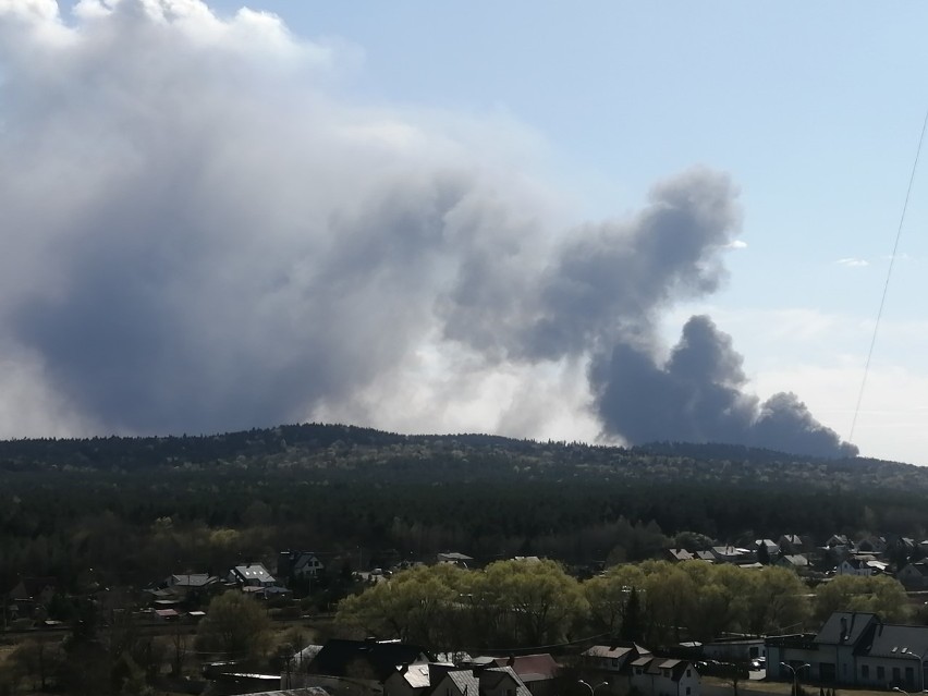 Pożar w Nowinach, który wybuchł w niedzielę, 19 kwietnia na...