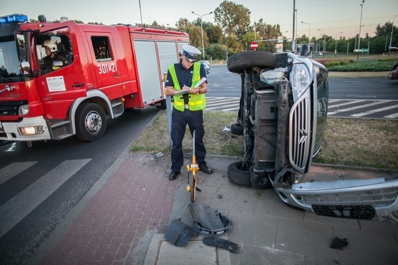 Zderzenie dwóch aut. Citroen przewrócił się na bok