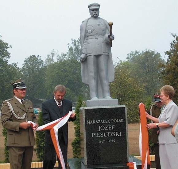 Od wielu lat pomnik Marszałka stoi na terenie jednostki wojskowej, która nosi zresztą jego imię. Ale wybitne dzieło sztuki to nie jest