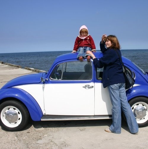 Mała Julka bardzo lubi podróże niebiesko-białym autkiem. Na...