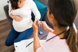 Cukrzyca ciążowa może dawać nietypowe objawy. Jak rozpoznać i leczyć wysoki poziom glukozy? Sprawdź, na czym polega dieta cukrzycowa w ciąży