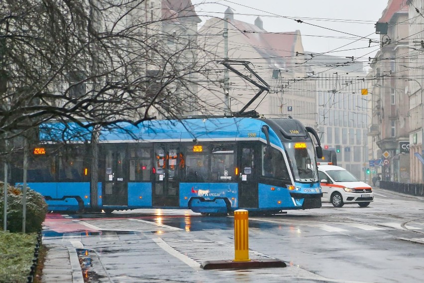 - 7,8 mln zł – zakup jednego tramwaju niskopodłogowego,...