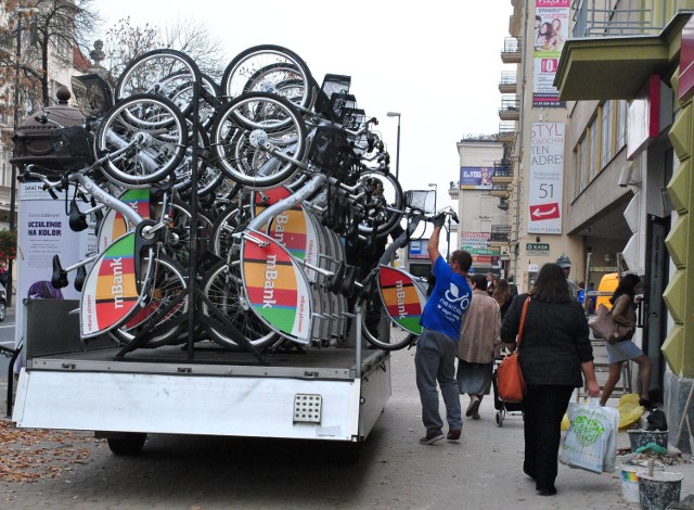 W poniedziałek przed południem nadwyżkę rowerów zabierano z Krakowskiego Przedmieścia.