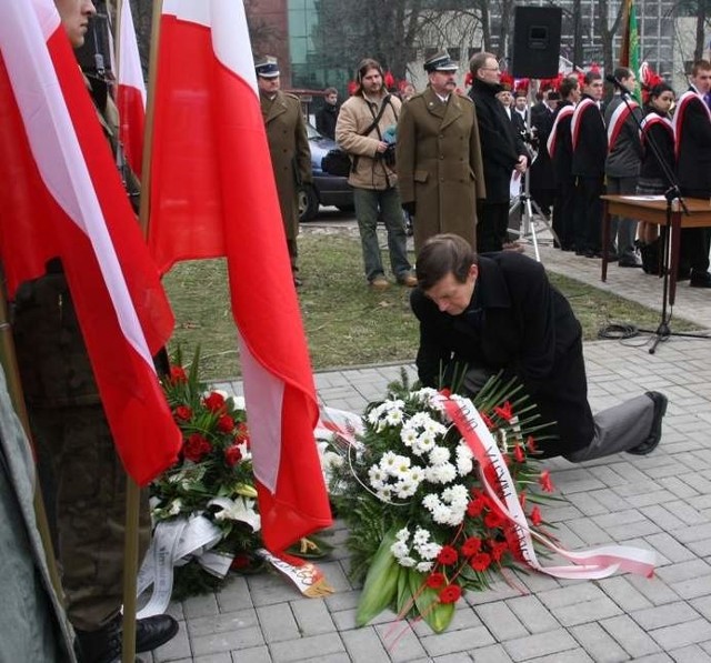 Kwiaty pod pomnikiem składa prezydent Opola Ryszard Zembaczyński.