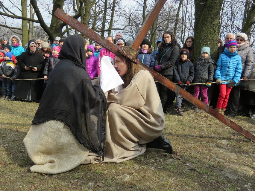 Tysiące wiernych na Misterium Męki Pańskiej na piekarskiej kalwarii [ZDJĘCIA, WIDEO]