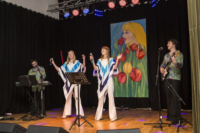Z okazji Dnia Kobiet w niedzielę w Pińczowie wystąpił dla pań zespół ABBA Cover Band - dał koncert w stylu disco z lat 70. i 80.