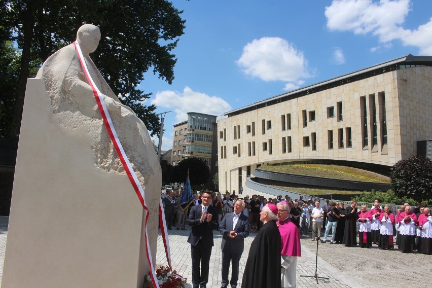 W Katowicach odsłonięto pomnik kardynała Augusta Hlonda