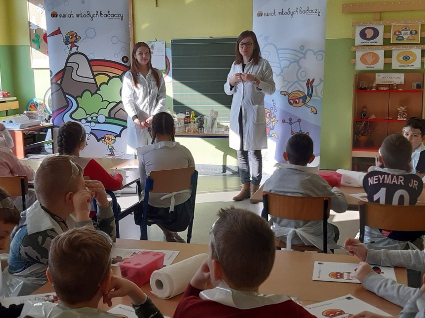 Uczniowie ze szkoły w Grzymałkowie jak prawdziwi naukowcy