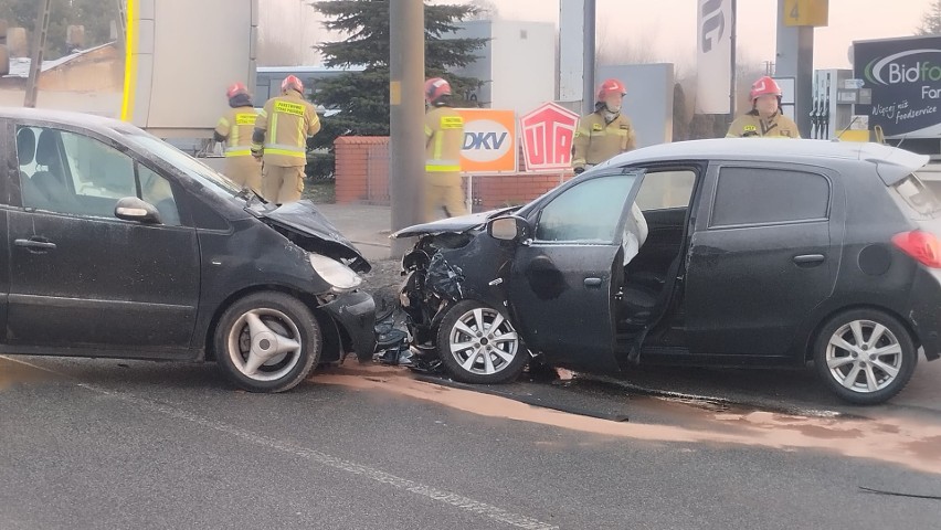 Wypadek na drodze wojewódzkiej nr 708 w Brzezinach. Dwie osoby zostały ciężko ranne! ZDJĘCIA