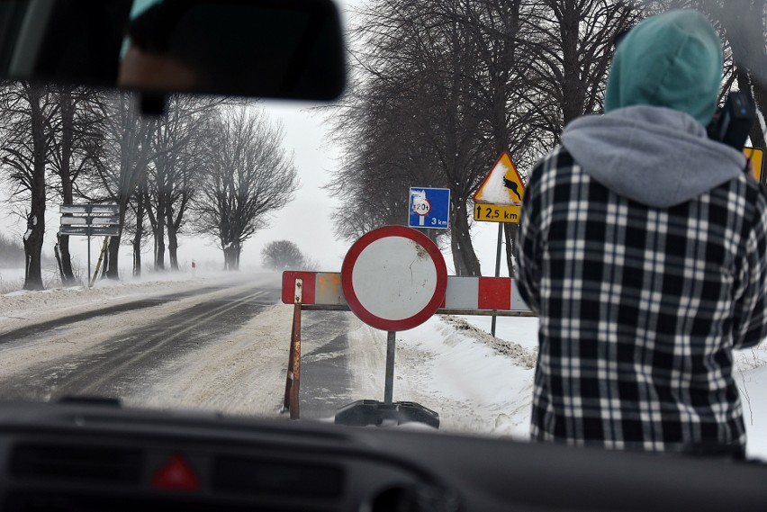 Zima zablokowała drogę wojewódzką, drogowcy są bezradni [ZDJĘCIA]