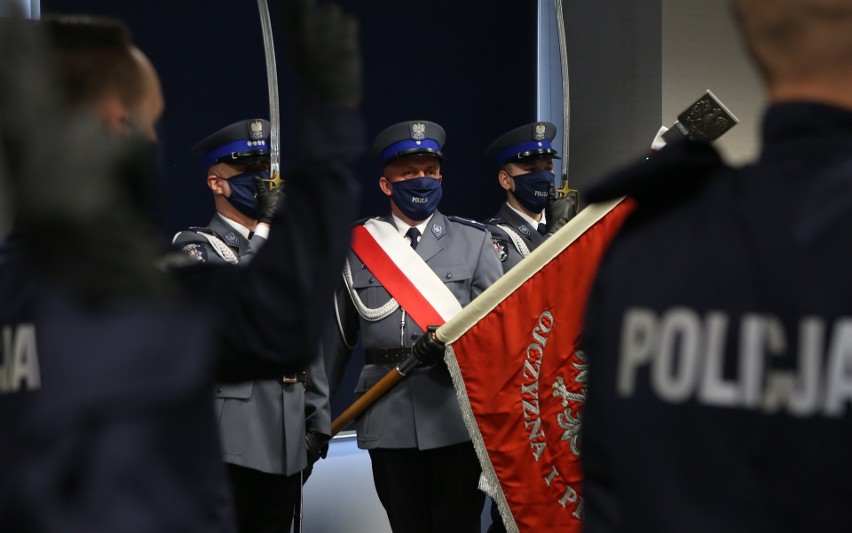 Kraków. 50 nowych policjantów zasiliło małopolski garnizon. Wśród nich jest dziewięć kobiet [ZDJĘCIA]