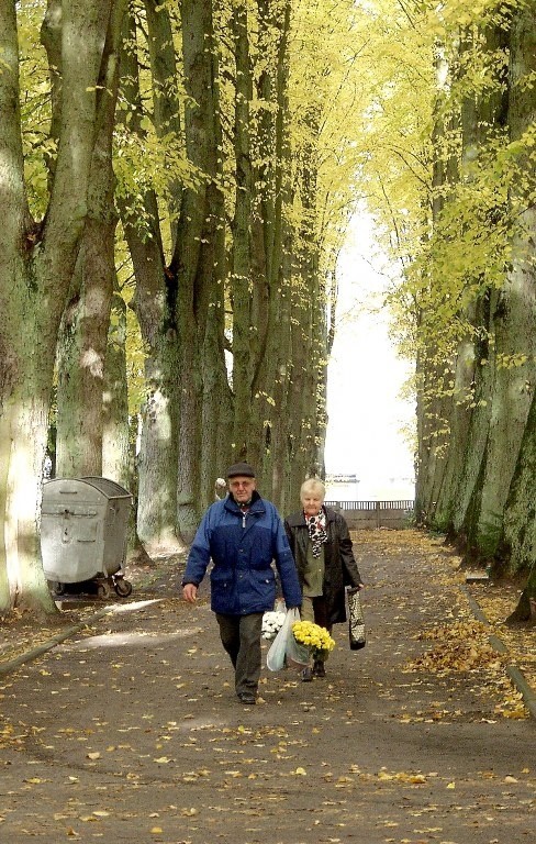 W ostatnich dniach na koszalińskim cmentarzu jest duży ruch. Mnóstwo ludzi myje i zdobi groby bliskich. 