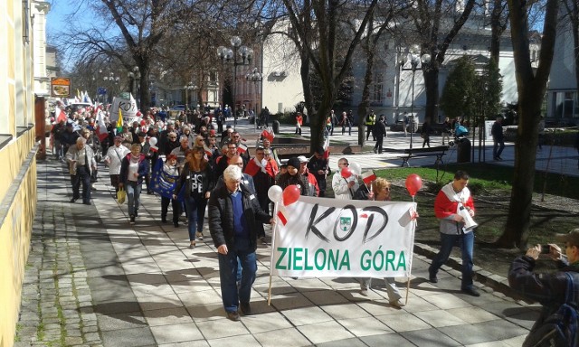 W sobotę Komitet Obrony Demokracji Zielona Góra ponownie zorganizował marsz, tym razem z okazji 19. rocznicy uchwalenia Konstytucji Rzeczpospolitej Polski. O 12.00 uczestnicy zebrali się na Placu Bohaterów.