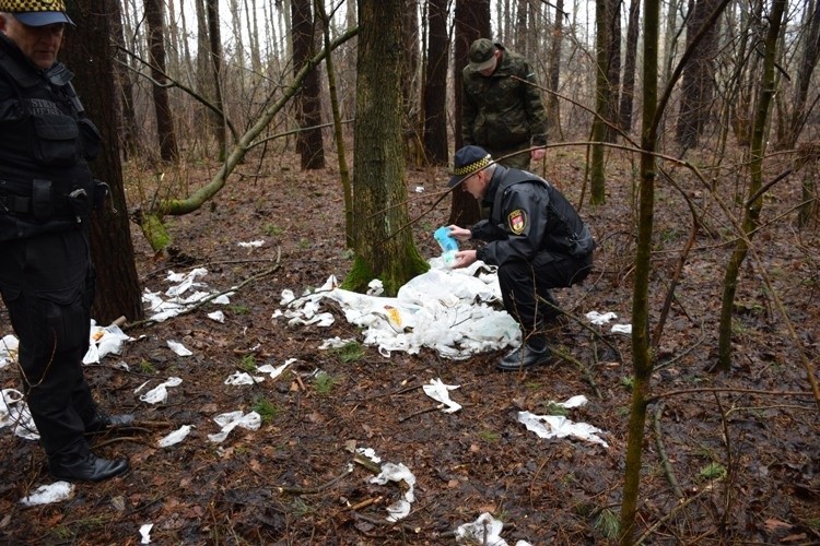 Okazuje się, że po zimie okoliczne lasy są pełne śmieci.