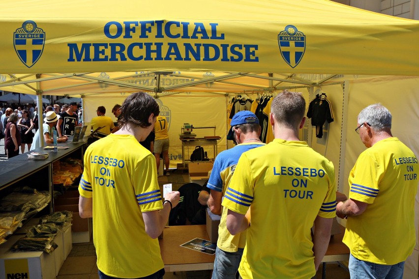 Euro U-21 w Lublinie. Pod ratuszem Szwedzi sprzedają koszulki drużyny narodowej