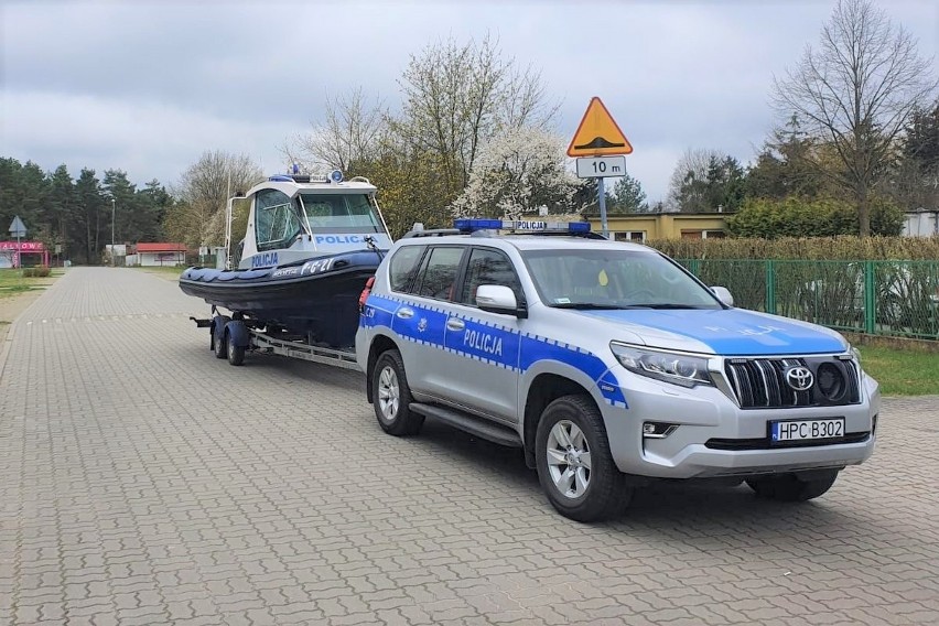 Policjanci zwodowali w Pieczyskach kolejną łódź, która...